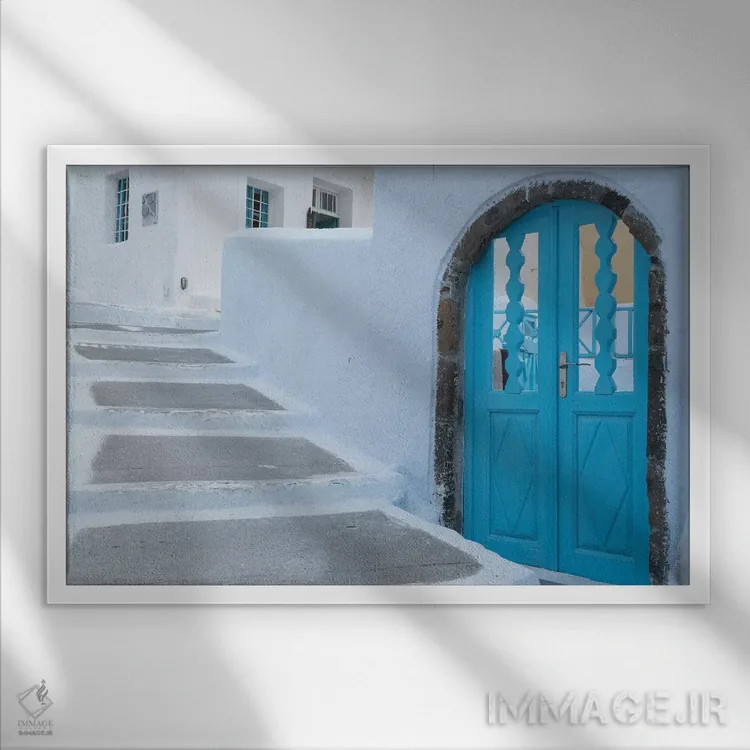 تابلو یونان، سانتورینی. در آبیرنگ به کوچهی خلوت خانههای سفیدپوش در پیرگوس جان بخشیده است اثر برندا ثارپ - نمای قابدار سفید