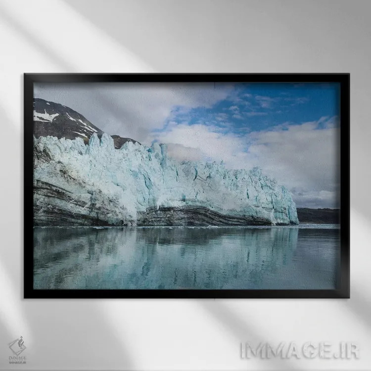 تابلو آلاسکا، خلیج یخچالی. نمای نزدیک از یخچال مارگری همراه با مورینهای جانبی اثر برندا ثارپ - نمای قابدار مشکی