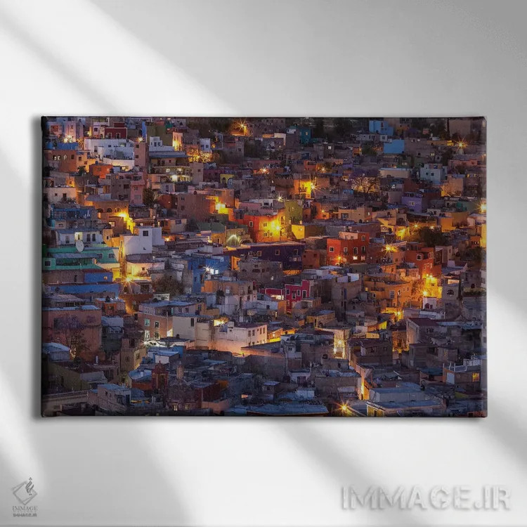 تابلو مکزیک، گواناخواتو. چراغهای خیابان به منظره روستایی گرگ و میش حال و هوا میبخشند اثر برندا ثارپ - نمای روبهرو روی دیوار