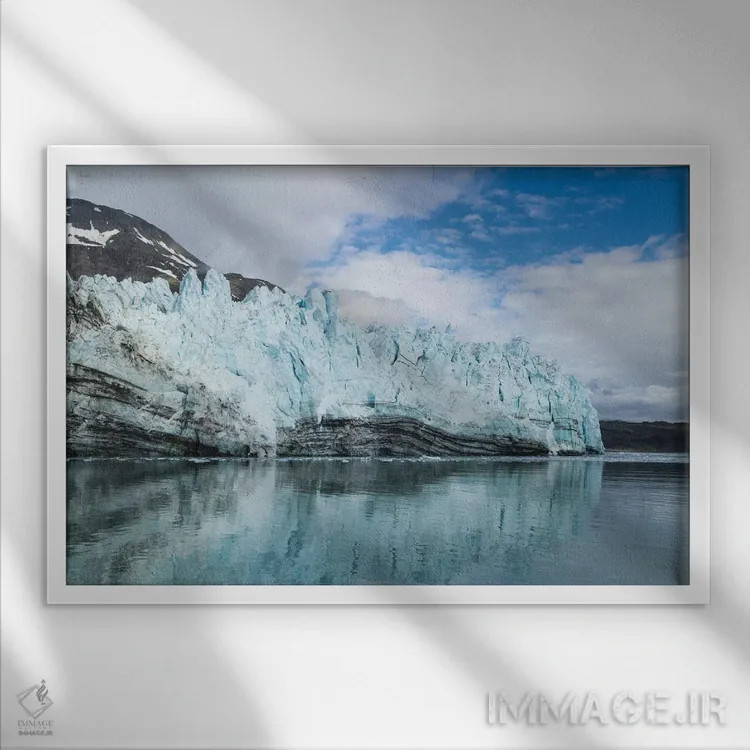 تابلو آلاسکا، خلیج یخچالی. نمای نزدیک از یخچال مارگری همراه با مورینهای جانبی اثر برندا ثارپ - نمای قابدار سفید