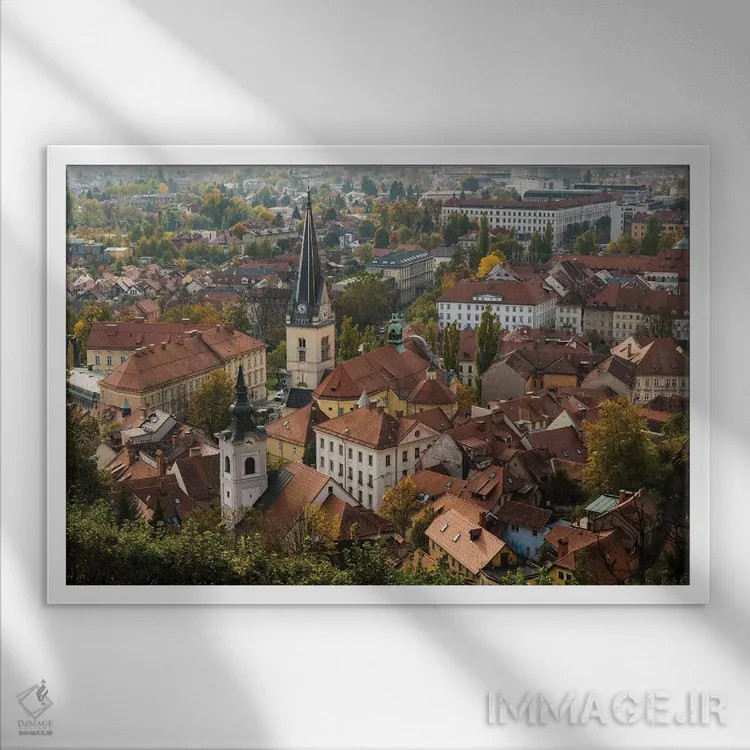 تابلو اسلوونی، لیوبلیانا. نور عصرگاهی بر قلب بافت قدیمی شهر تابیده است اثر برندا ثارپ - نمای قابدار سفید