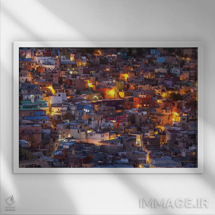 تابلو مکزیک، گواناخواتو. چراغهای خیابان به منظره روستایی گرگ و میش حال و هوا میبخشند اثر برندا ثارپ - نمای قابدار سفید
