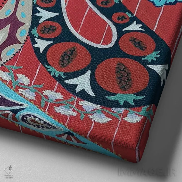 تابلو نقش پیزلی قرمز (بتهجقه قرمز) اثر بریت بردال نیلسن - نمای نزدیک بافت بوم