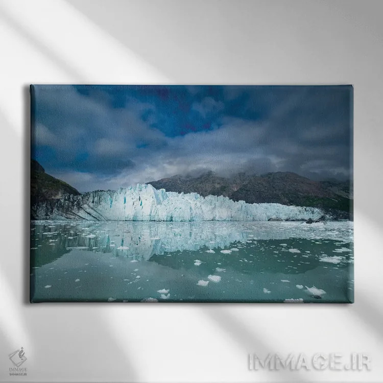 تابلو انعکاس یخچال مارژری در این منظرهٔ آرام آب اثر بتی سدرکوئیست - نمای روبهرو روی دیوار