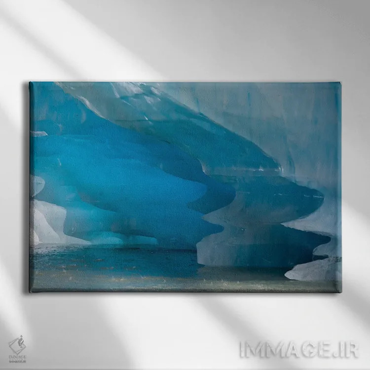 تابلو الگوهای ذوبشدگی روی این کوه یخ در دریاچه شیکز شگفتانگیز هستند اثر بتی سدرکوئیست - نمای روبهرو روی دیوار