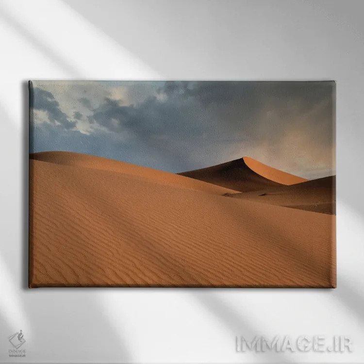 تابلو تپههای شنی در بیابان صحرا هنگام غروب به رنگ نارنجی میدرخشند اثر بتی سدرکوئیست - نمای روبهرو روی دیوار