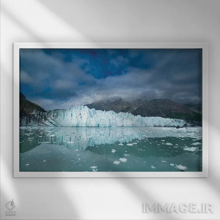 تابلو انعکاس یخچال مارژری در این منظرهٔ آرام آب اثر بتی سدرکوئیست - نمای قابدار سفید