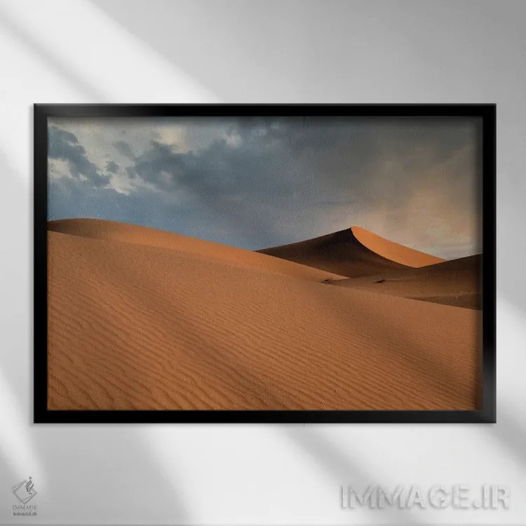 تابلو تپههای شنی در بیابان صحرا هنگام غروب به رنگ نارنجی میدرخشند اثر بتی سدرکوئیست - نمای قابدار مشکی