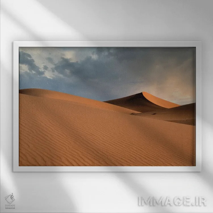 تابلو تپههای شنی در بیابان صحرا هنگام غروب به رنگ نارنجی میدرخشند اثر بتی سدرکوئیست - نمای قابدار سفید