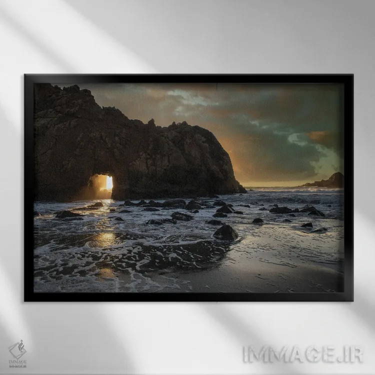 تابلو نور غروب از تونلی در صخره دریایی بیگ سور عبور میکند اثر بتی سدرکوئیست - نمای قابدار مشکی