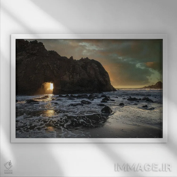 تابلو نور غروب از تونلی در صخره دریایی بیگ سور عبور میکند اثر بتی سدرکوئیست - نمای قابدار سفید