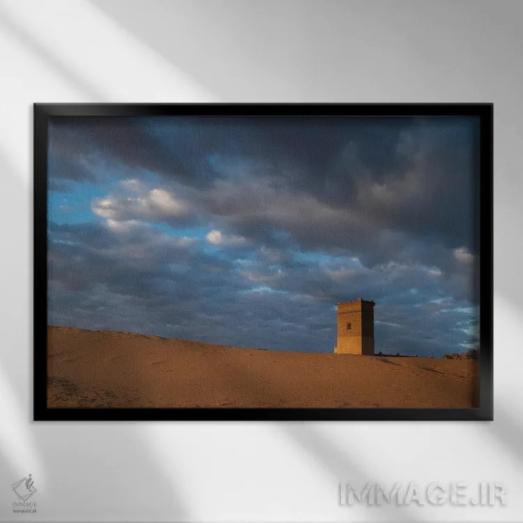 تابلو برج آب هنگام طلوع آفتاب به رنگ نارنجی میدرخشد اثر بتی سدرکوئیست - نمای قابدار مشکی