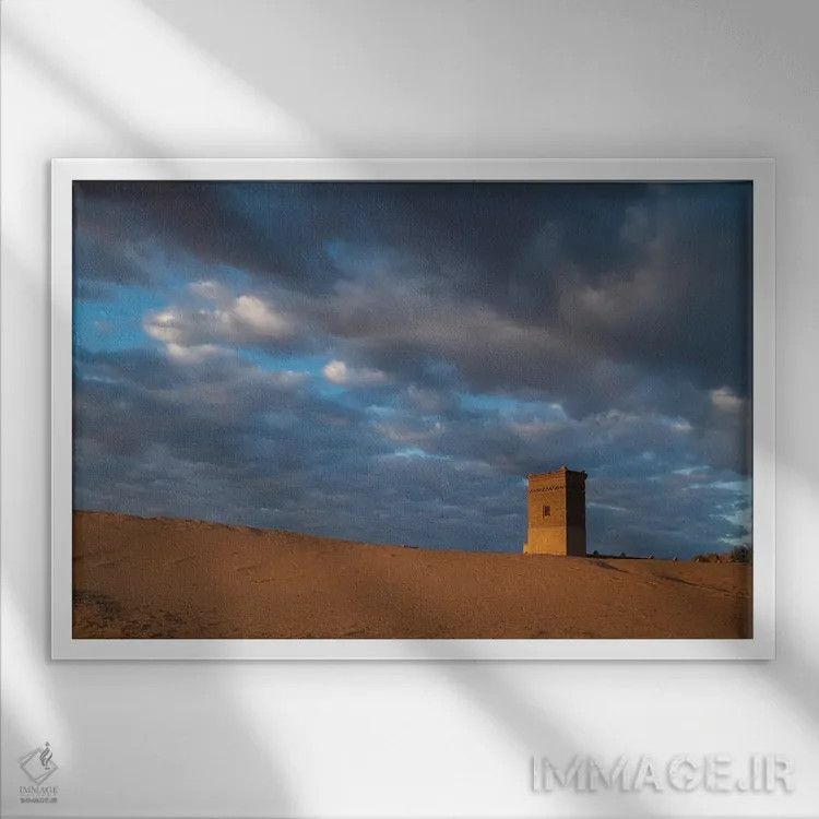 تابلو برج آب هنگام طلوع آفتاب به رنگ نارنجی میدرخشد اثر بتی سدرکوئیست - نمای قابدار سفید