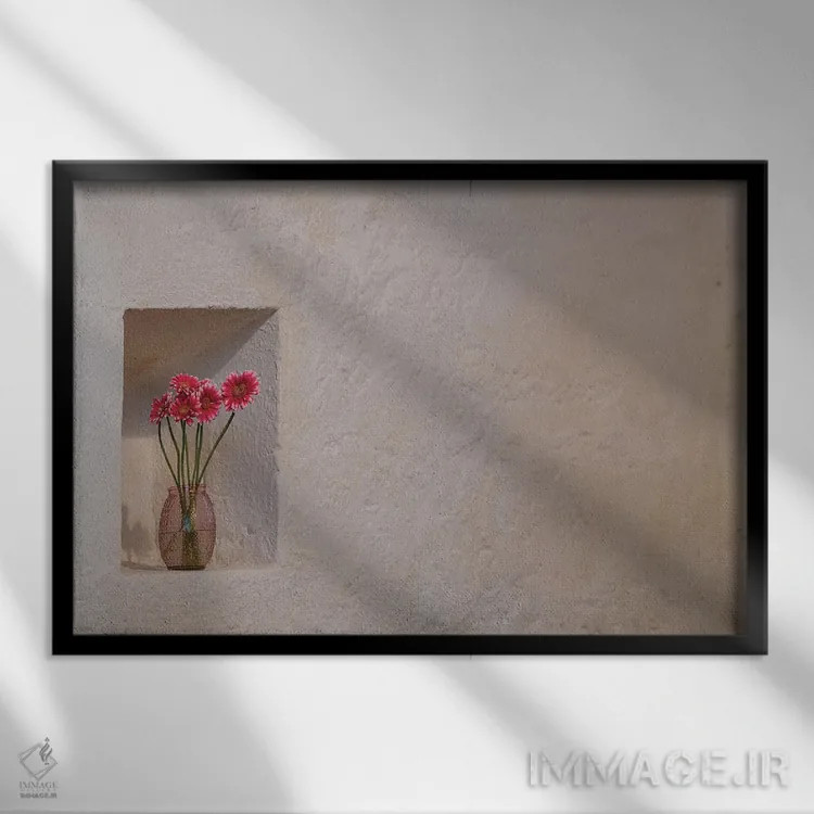 تابلو ادای احترام سادهٔ گلها در شکاف دیوارهای سنگی صومعه بالینتابر، کانتی میو، ایرلند اثر بتی سدرکوئیست - نمای قابدار مشکی