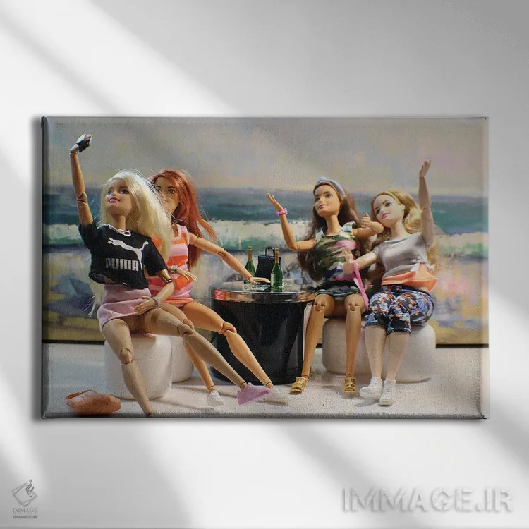 تابلو سلفی ساحلی باربی اثر باربارا شیلد - نمای روبهرو روی دیوار