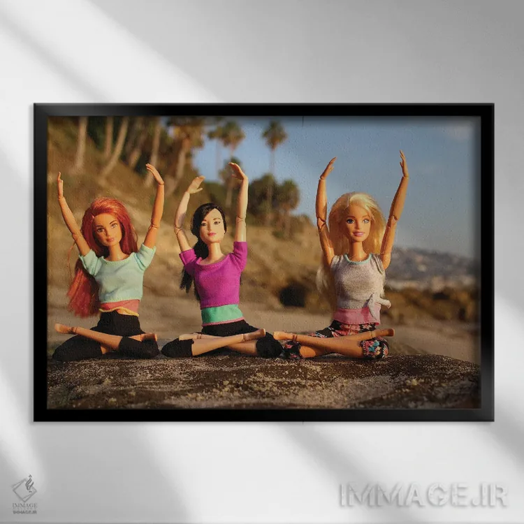 تابلو یوگای عروسک باربی در ساحل لاگونا اثر باربارا شیلد - نمای قابدار مشکی