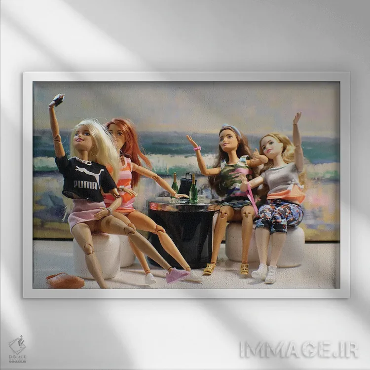 تابلو سلفی ساحلی باربی اثر باربارا شیلد - نمای قابدار سفید