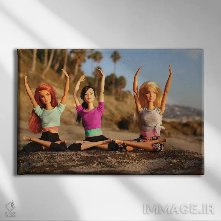 تابلو یوگای عروسک باربی در ساحل لاگونا اثر باربارا شیلد - نمای روبهرو روی دیوار