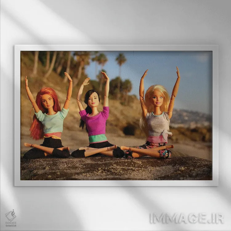 تابلو یوگای عروسک باربی در ساحل لاگونا اثر باربارا شیلد - نمای قابدار سفید