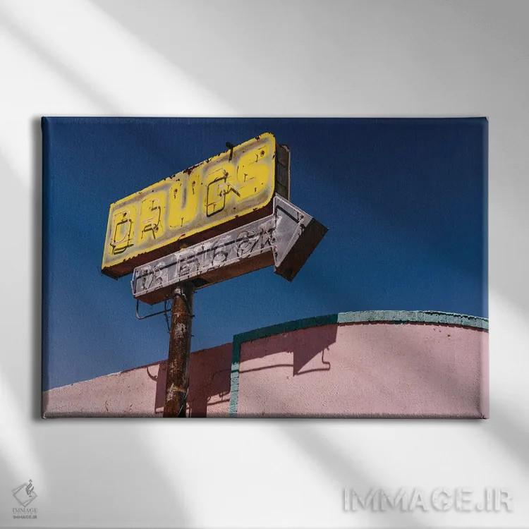 تابلو داروخانه نیومکزیکو اثر بثانی یانگ - نمای روبهرو روی دیوار