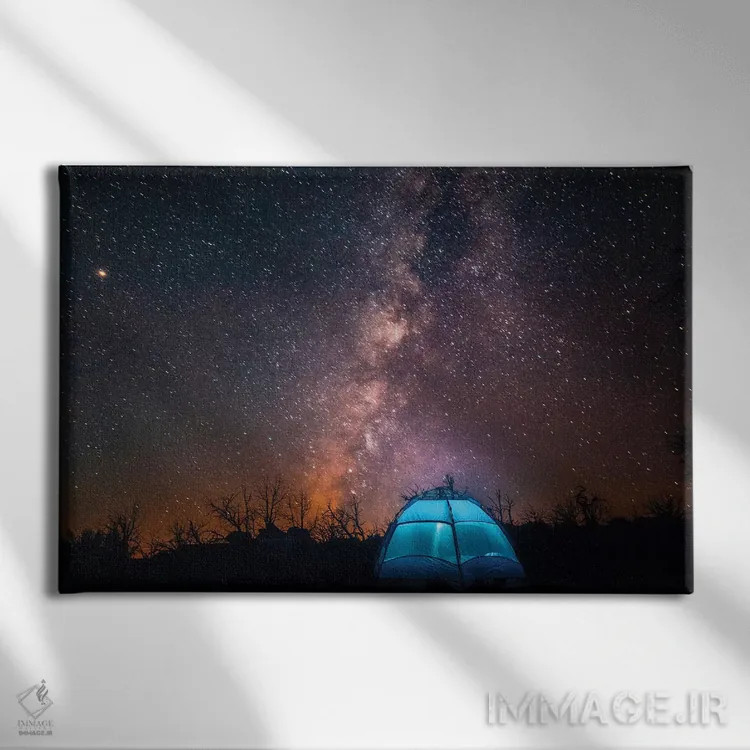 تابلو آمریکا، کالیفرنیا، صحرای موهاوی. چادری نورانی در زیر آسمان پرستاره و کهکشان راه شیری. اثر برایس مریل - نمای روبهرو روی دیوار