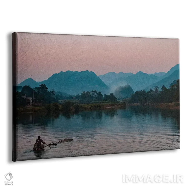 تابلو آسیا، ویتنام، منطقه حفاظتشده پو لوونگ. مردی تنها با قایق دستساز برای تماشای غروب بر روی رودخانه میرود. اثر برایس مریل - نمای پرسپکتیو محصول