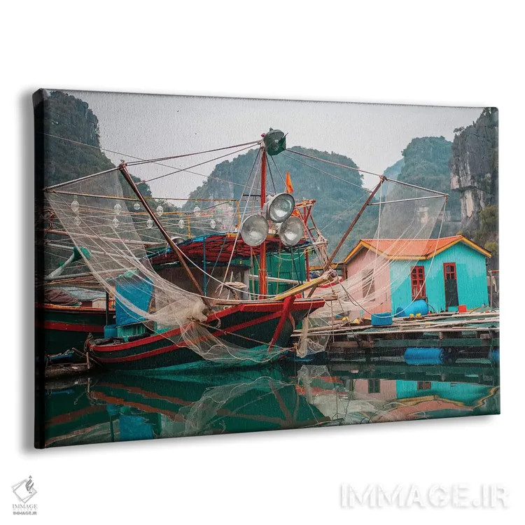 تابلو آسیا، ویتنام، کوانگ نین، خلیج ها لونگ. قایق ماهیگیری رنگارنگی که در اسکلهاش منعکس در آبهای آرام خلیج شده است. اثر برایس مریل - نمای پرسپکتیو محصول