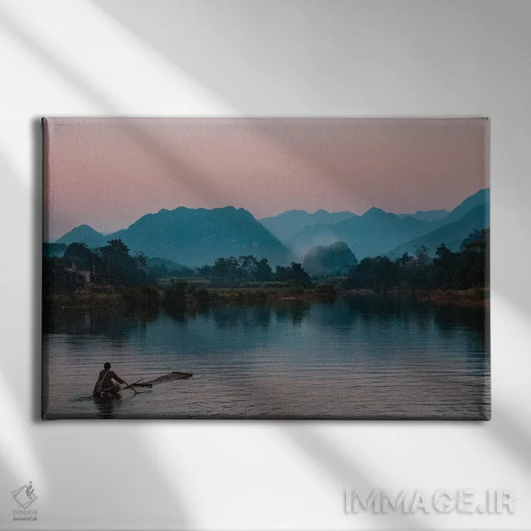 تابلو آسیا، ویتنام، منطقه حفاظتشده پو لوونگ. مردی تنها با قایق دستساز برای تماشای غروب بر روی رودخانه میرود. اثر برایس مریل - نمای روبهرو روی دیوار
