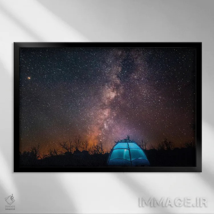 تابلو آمریکا، کالیفرنیا، صحرای موهاوی. چادری نورانی در زیر آسمان پرستاره و کهکشان راه شیری. اثر برایس مریل - نمای قابدار مشکی