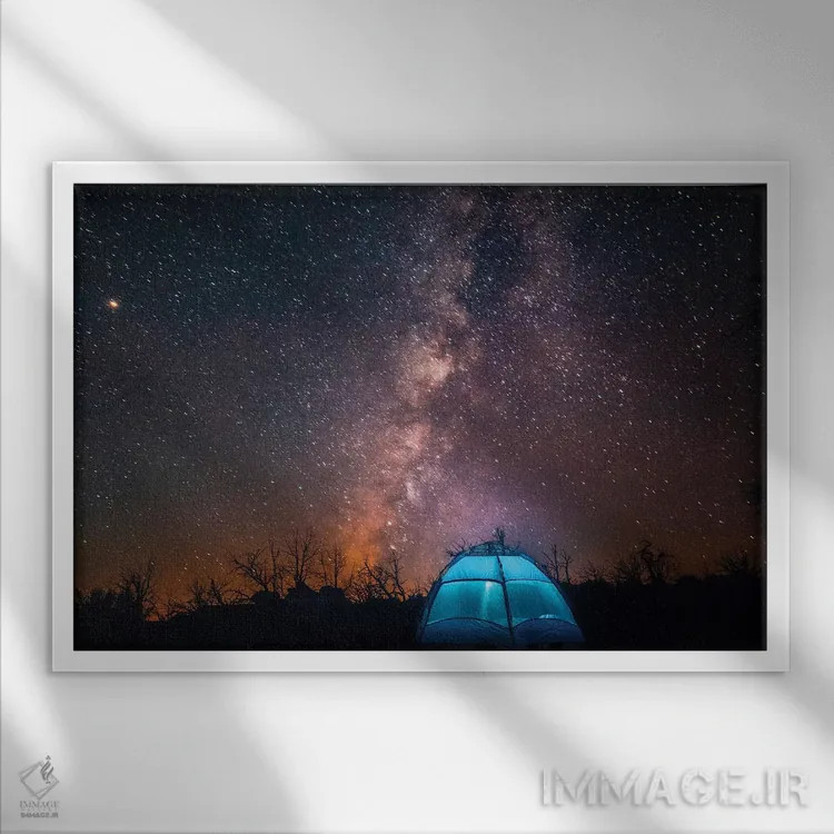 تابلو آمریکا، کالیفرنیا، صحرای موهاوی. چادری نورانی در زیر آسمان پرستاره و کهکشان راه شیری. اثر برایس مریل - نمای قابدار سفید