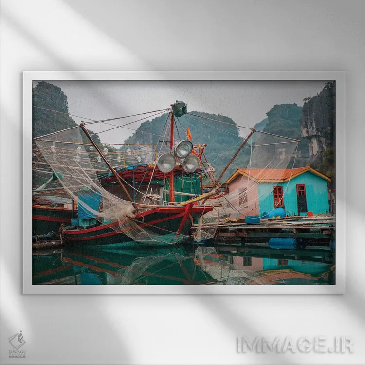 تابلو آسیا، ویتنام، کوانگ نین، خلیج ها لونگ. قایق ماهیگیری رنگارنگی که در اسکلهاش منعکس در آبهای آرام خلیج شده است. اثر برایس مریل - نمای قابدار سفید