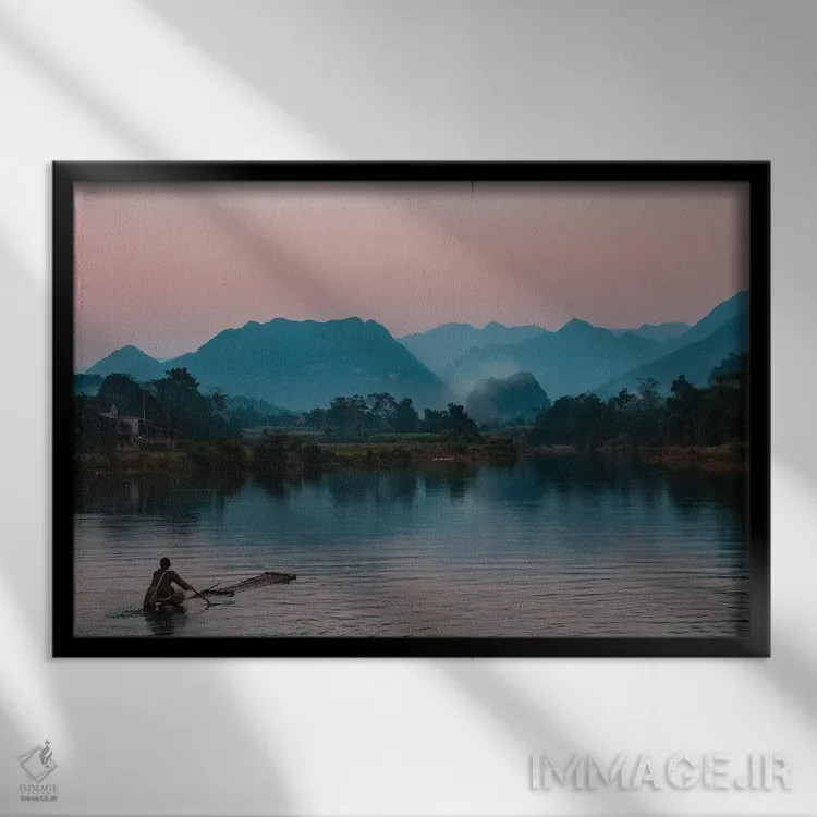 تابلو آسیا، ویتنام، منطقه حفاظتشده پو لوونگ. مردی تنها با قایق دستساز برای تماشای غروب بر روی رودخانه میرود. اثر برایس مریل - نمای قابدار مشکی