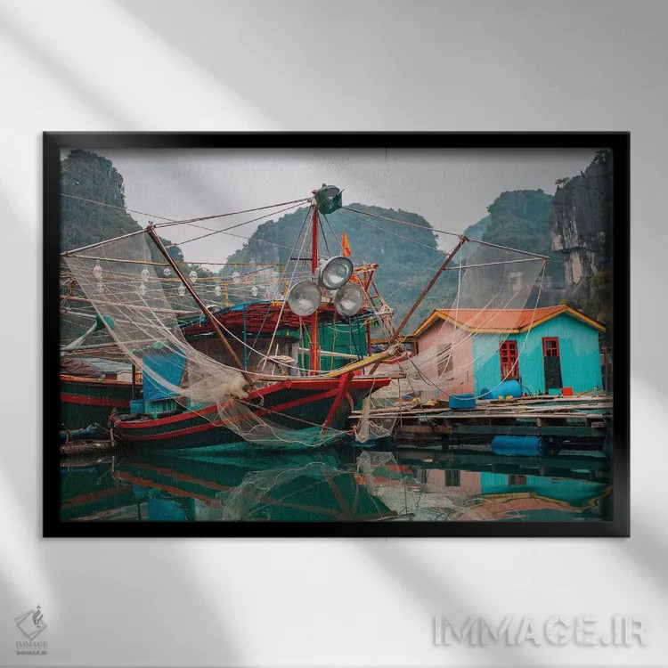 تابلو آسیا، ویتنام، کوانگ نین، خلیج ها لونگ. قایق ماهیگیری رنگارنگی که در اسکلهاش منعکس در آبهای آرام خلیج شده است. اثر برایس مریل - نمای قابدار مشکی