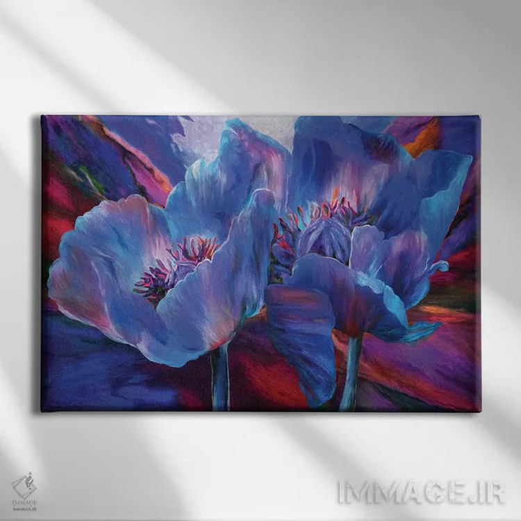 تابلو خشخاشهای آبی بر زمینهٔ قرمز اثر کارول کاوالاریس - نمای روبهرو روی دیوار