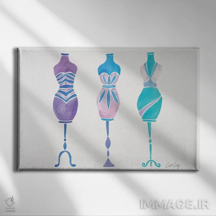 تابلو سه لباس فیروزهای اثر کت کوکیلت - نمای روبهرو روی دیوار