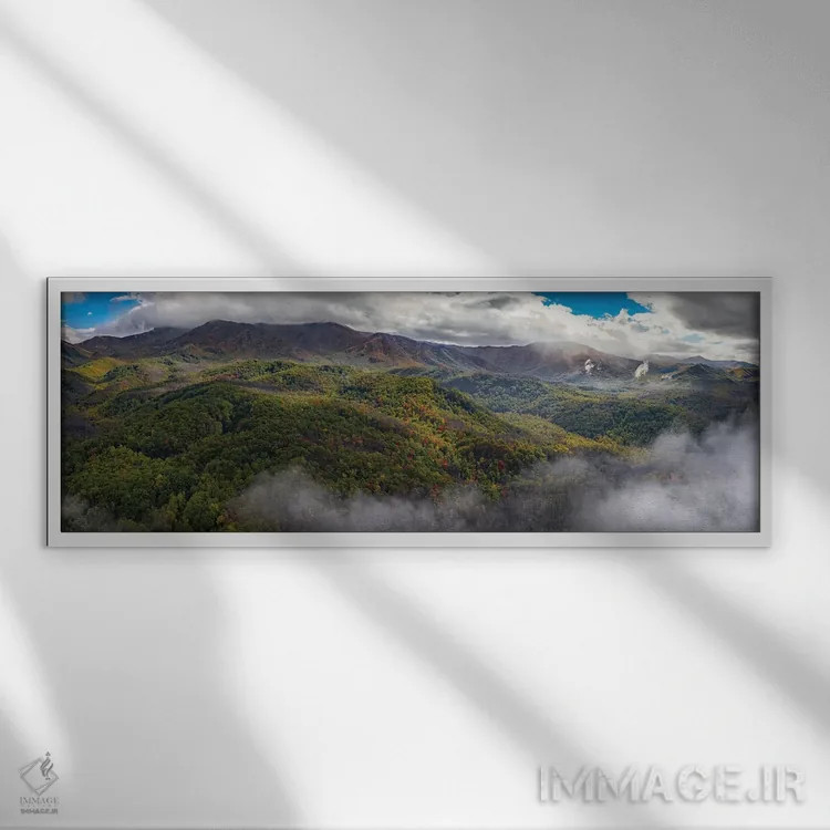 تابلو مه نشسته بر اسموکیز اثر عکاسی جاناتان راس - نمای قابدار سفید