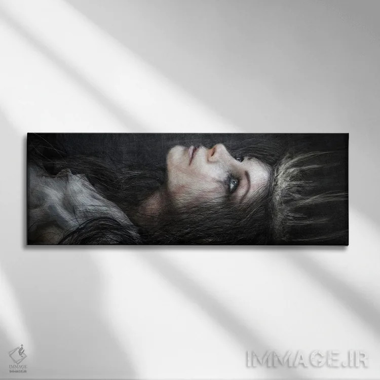 تابلو ملکهٔ سایهها اثر جاستین گِداک - نمای روبهرو روی دیوار