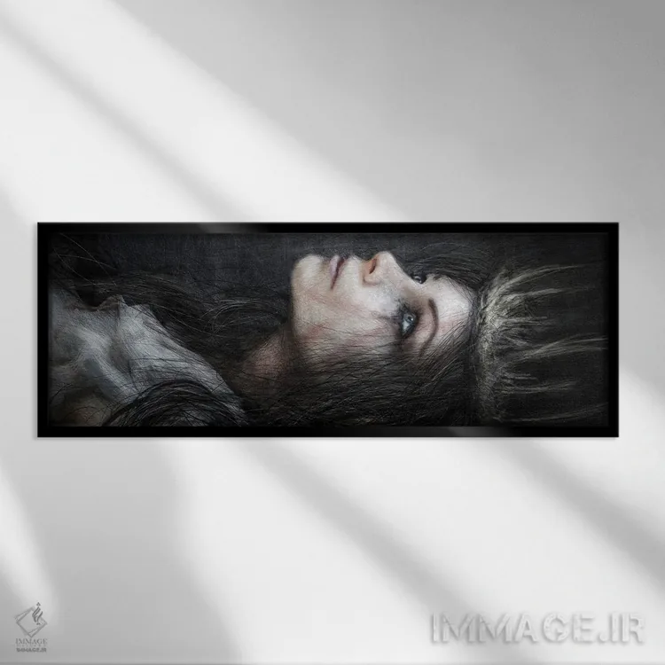 تابلو ملکهٔ سایهها اثر جاستین گِداک - نمای قابدار مشکی