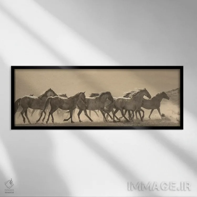 تابلو رژهٔ اسبها اثر سالی لیندن - نمای قابدار مشکی