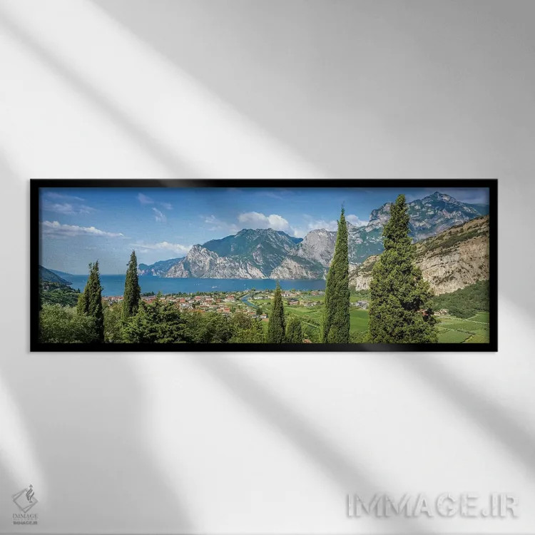 تابلو نمای پانورامای بهشتی از دریاچه گاردا اثر ملانی ویولا - نمای قابدار مشکی