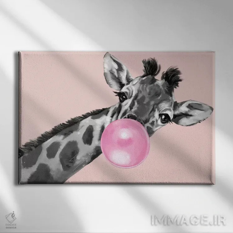 تابلو زرافه شیطان که آدامس بادکنکی در رنگ صورتی فوت میکند اثر بگ نوز ورک (استودیو) - نمای روبهرو روی دیوار