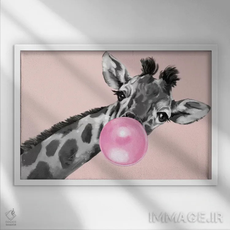 تابلو زرافه شیطان که آدامس بادکنکی در رنگ صورتی فوت میکند اثر بگ نوز ورک (استودیو) - نمای قابدار سفید