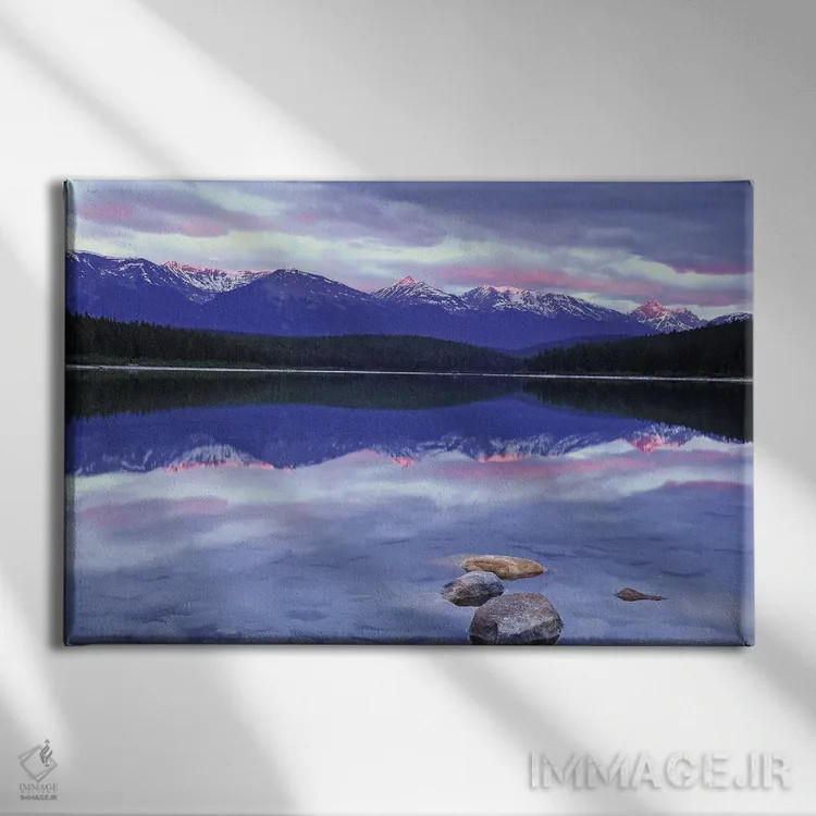 تابلو دریاچه پاتریشیا در طلوع آفتاب اثر برایان ولف - نمای روبهرو روی دیوار
