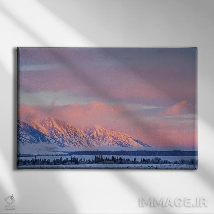 تابلو طلوع آفتاب بر رشتهکوه تتون اثر برایان ولف - نمای روبهرو روی دیوار