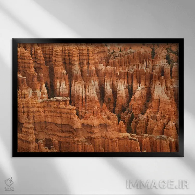 تابلو هودوهای رنگین (ستونهای سنگی) اثر برایان ولف - نمای قابدار مشکی