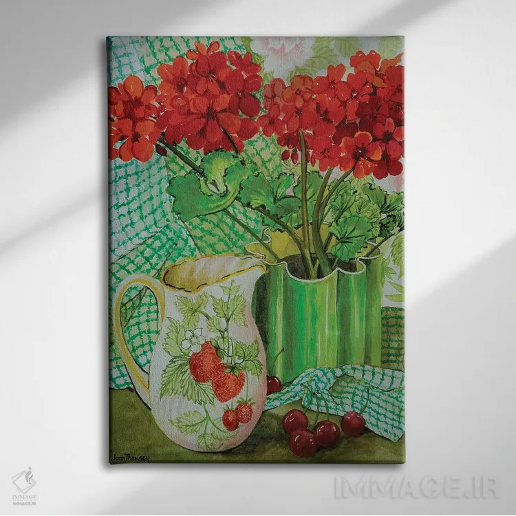 تابلو شمعدانی قرمز با پارچ توتفرنگی و گیلاسها اثر ژوان توسی - نمای روبهرو روی دیوار