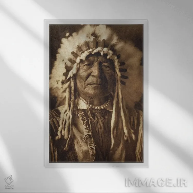 تابلو خرس نشسته اثر ادوارد شریـف کرتیس (عکاس پرتره بومیان آمریکا) - نمای قابدار سفید