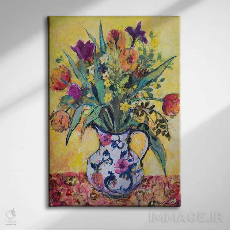 تابلو کوزهٔ گلهای بهاری روی زمینهٔ زرد اثر آن اورام - نمای روبهرو روی دیوار