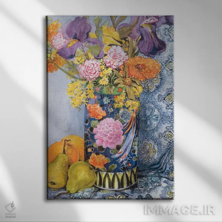 تابلو گل زنبق و صورتیها در گلدان ژاپنی با گلابی اثر ژوان توسی - نمای روبهرو روی دیوار