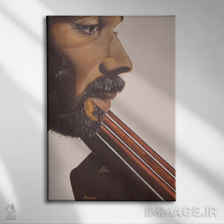 تابلو نوازندهٔ بیس چهارم، ۲۰۰۷ اثر کاریا موچرهرا - نمای روبهرو روی دیوار